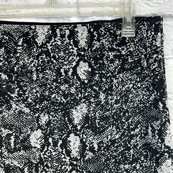 Apt. 9 Snakeskin Print Black and White Fitted Stretch Skirt Size Large - Picture 2 of 4